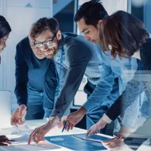 Image d'un Responsable d'Innovation Digitale travaillant avec son équipe.