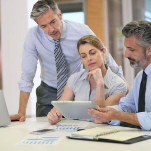 Image d'un Product Manager présentant le résultat d'un projet à son équipe.