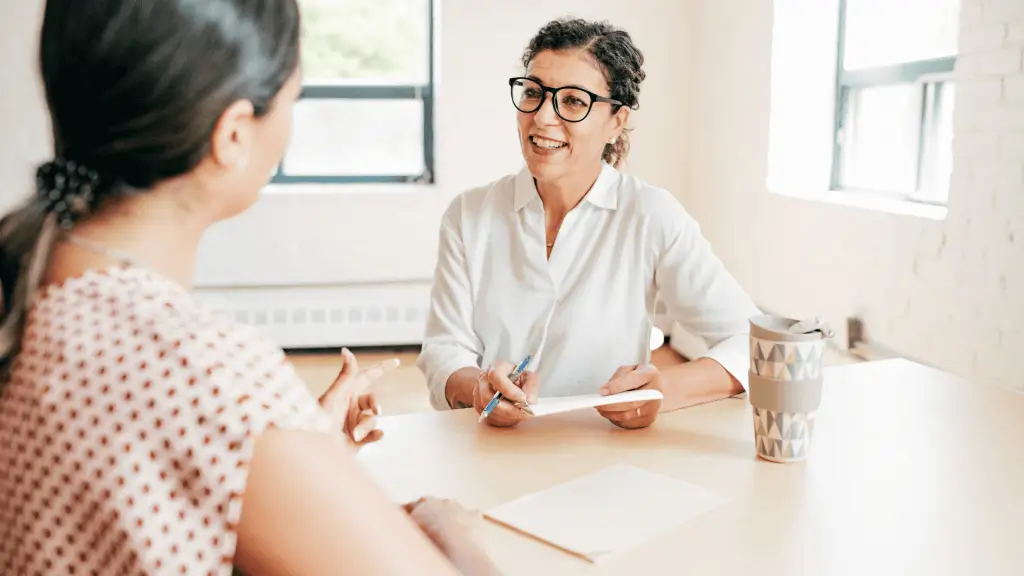 Image d'une professionnelle des RH accompagnant une personne au sein d'une entreprise.
