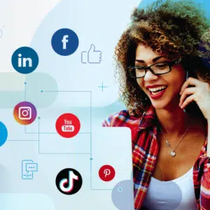 Image d'une Social Ads Manager préparant ses campagnes.